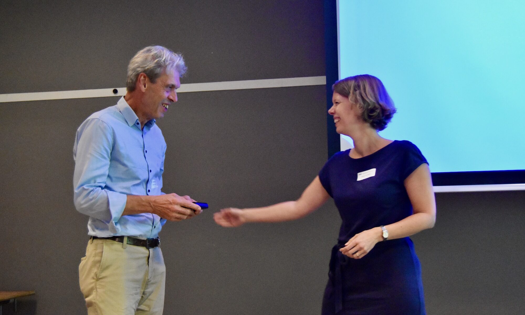 Bert krijgt medaille uit handen van Marieke